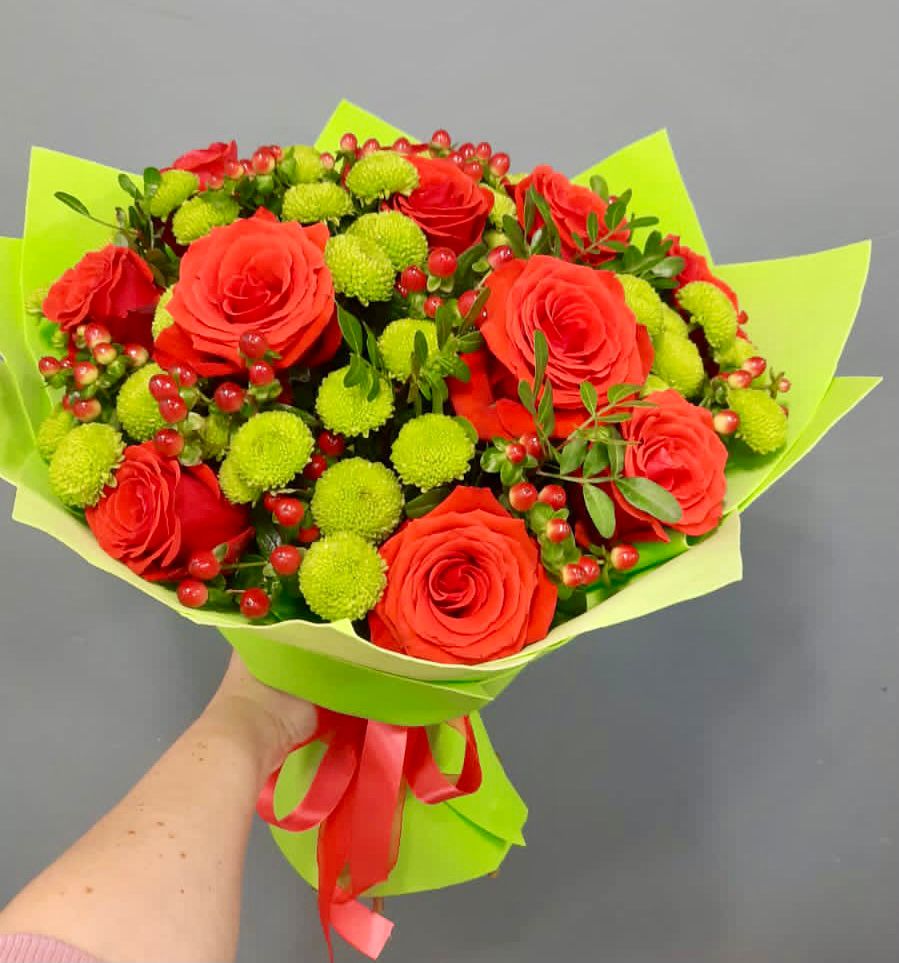 Букет цветов из: Хризантемы и Розы в Малые Вязёмы