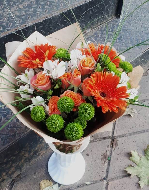 Букет цветов из: Герберы, Хризантемы, Альстромерии и Розы в Малые Вязёмы