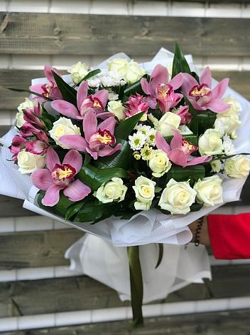 Букет цветов из: Розы и Хризантемы в Малые Вязёмы