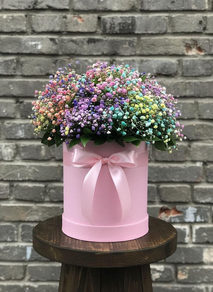 Цветочная композиция из Гипсофила и Розы в шляпной коробке в Малые Вязёмы