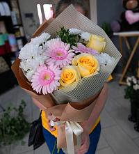 Букет цветов из:  Герберы, Розы и Хризантемы в Малые Вязёмы
