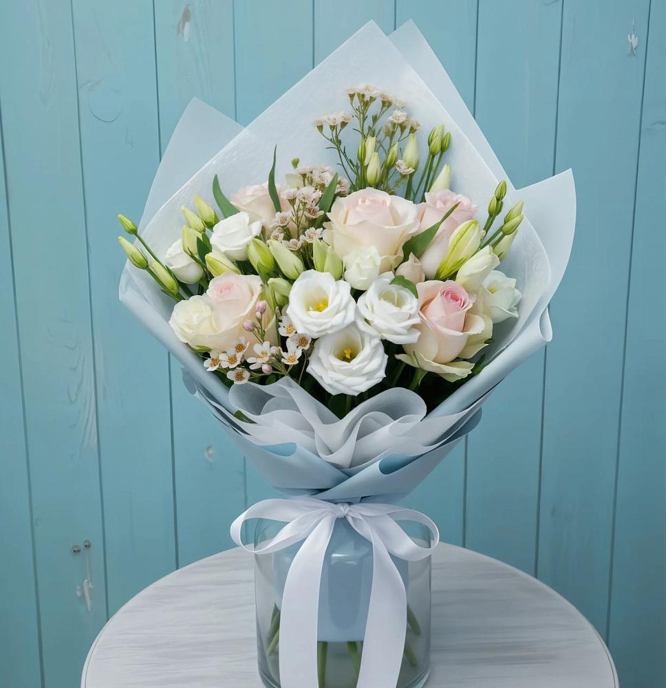 Букет цветов из: Розы и Лизиантусы в Малые Вязёмы