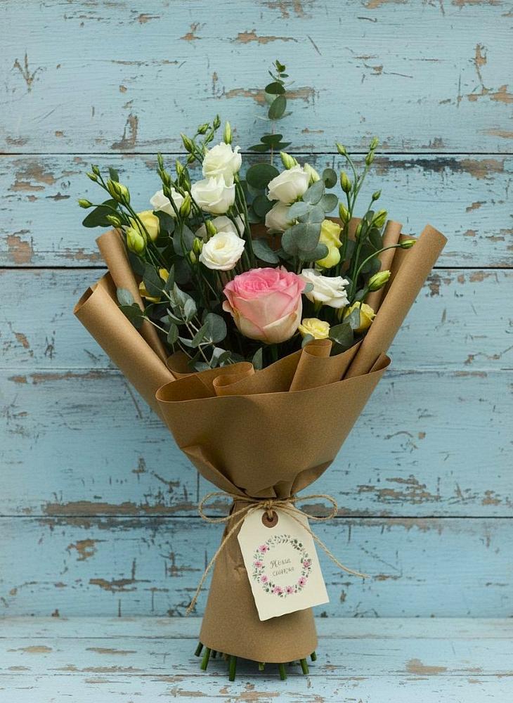 Букет цветов из: Розы и Лизиантусы в Малые Вязёмы