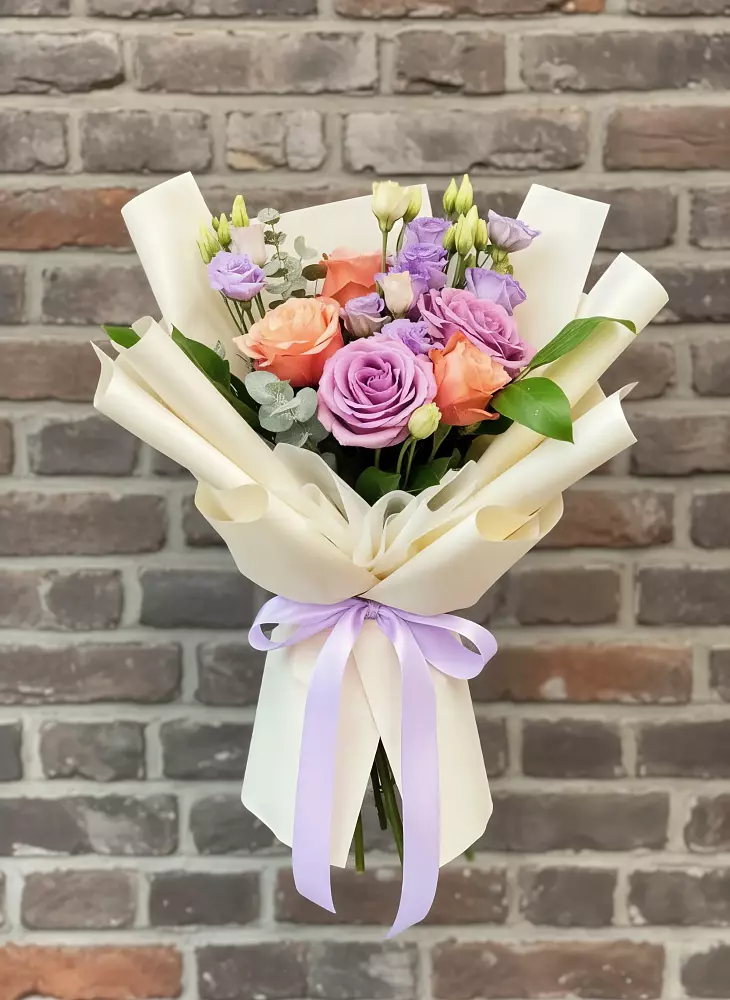 Букет цветов из: Лизиантусы и Розы в Малые Вязёмы