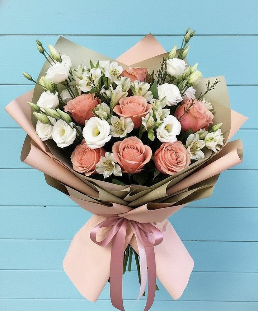 Букет цветов из: Розы, Альстромерии и Лизиантусы в Малые Вязёмы