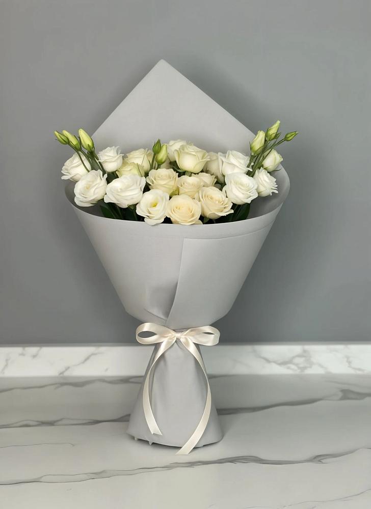 Букет цветов из: Розы и Лизиантусы в Малые Вязёмы