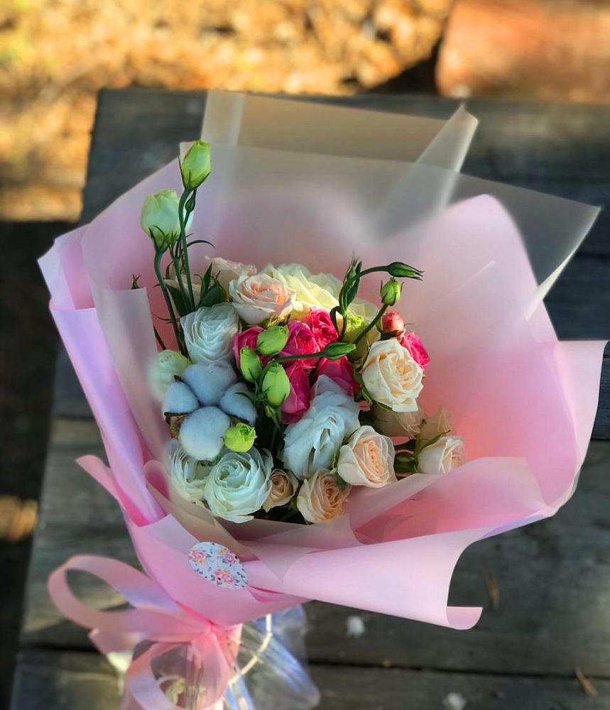 Букет цветов из: Розы и Лизиантусы в Малые Вязёмы