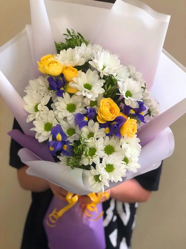 Букет цветов из: Ирисы, Хризантемы и Розы в Малые Вязёмы
