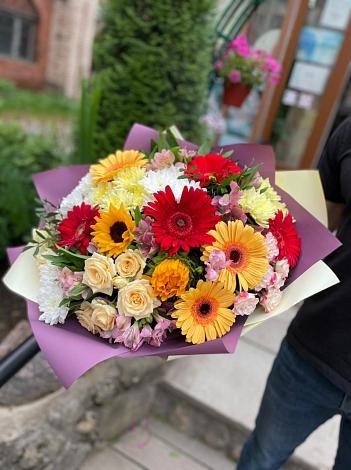Букет цветов из: Герберы, Ромашки, Хризантемы, Розы и Подсолнухи в Малые Вязёмы