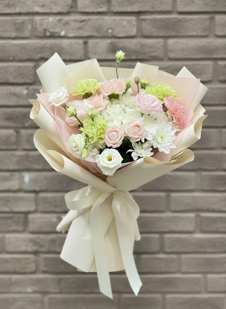 Букет цветов из: Гвоздики, Розы, Лизиантусы и Хризантемы в Малые Вязёмы