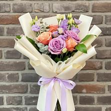 Букет цветов из:  Лизиантусы и Розы в Малые Вязёмы