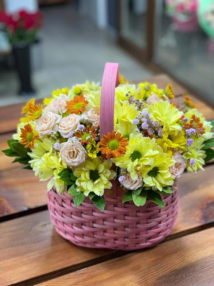 Цветочная композиция из Хризантемы и Розы в корзине в Малые Вязёмы