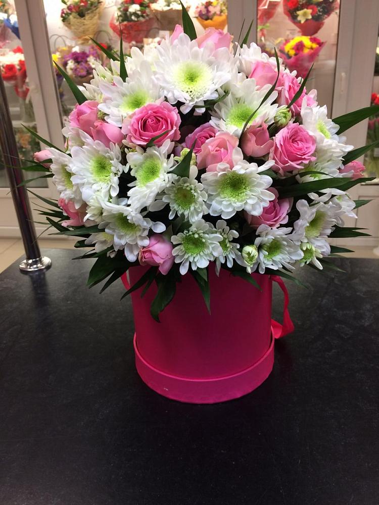 Цветочная композиция из Розы и Хризантемы в шляпной коробке в Малые Вязёмы