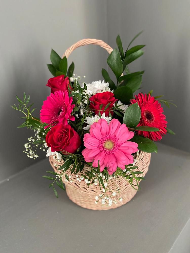 Цветочная композиция из Розы, Хризантемы и Герберы в корзине в Малые Вязёмы