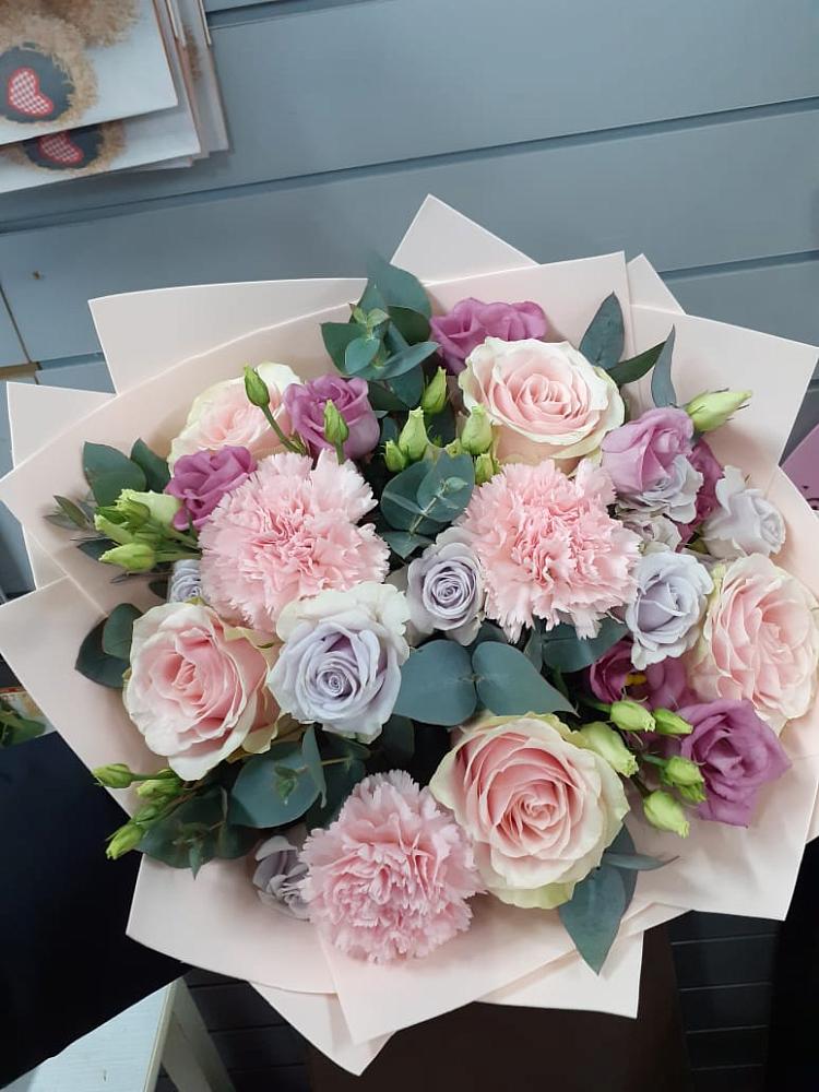 Букет цветов из: Розы, Гвоздики и Лизиантусы в Малые Вязёмы