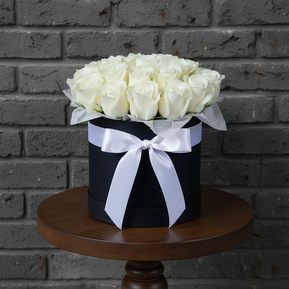 Цветочная композиция из Розы в шляпной коробке в Малые Вязёмы