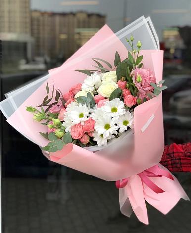 Букет цветов из: Розы, Лизиантусы и Хризантемы в Малые Вязёмы