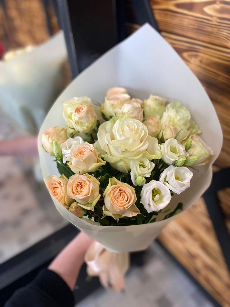 Букет цветов из: Розы и Лизиантусы в Малые Вязёмы